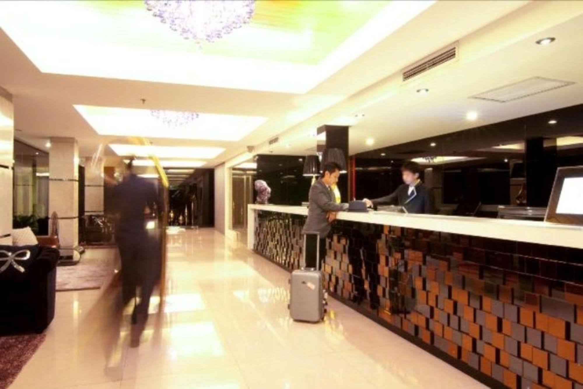 Rashmi'S Plaza Hotel Виентиане Екстериор снимка